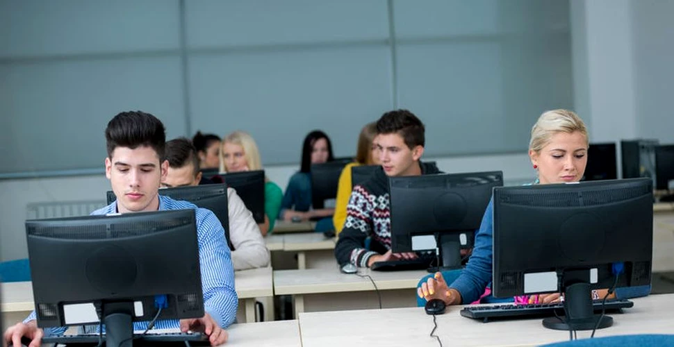 2000 de elevi pasionaţi de IT din România construiesc aplicaţii mobile prin intermediul unui program de voluntariat organizat de Microsoft România