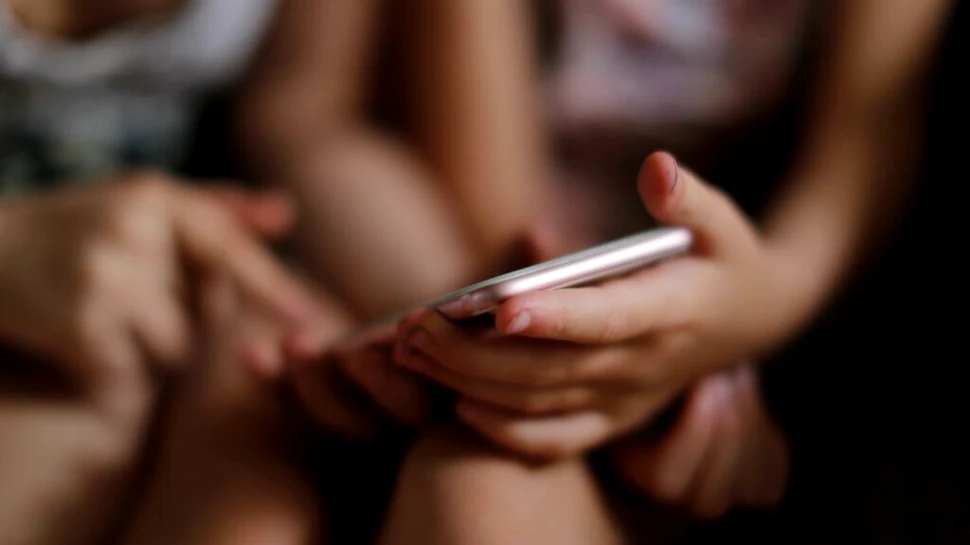 Utilizarea dispozitivelor digitale pentru calmarea copiilor le poate afecta emoțiile