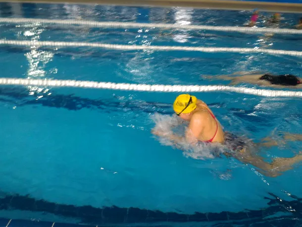 O tânără de 24 de ani, prima femeie din România care a înotat 24 de ore neîntrerupt