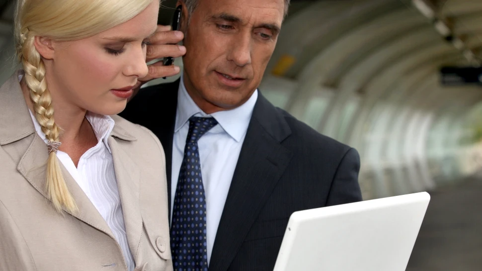 La ce vârstă devin bărbaţii invizibili pentru femeile tinere?