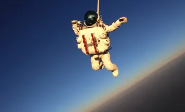 Nou record mondial: vicepreşedintele Google doboară recordul saltului cu paraşuta din stratosferă (VIDEO)