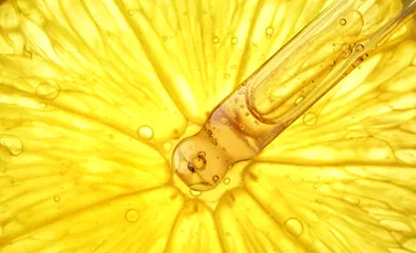 Poate vitamina C să înlocuiască crema cu protecție solară? Ce spun dermatologii