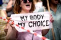 Franța este prima țară din lume care a inclus dreptul la avort în Constituție