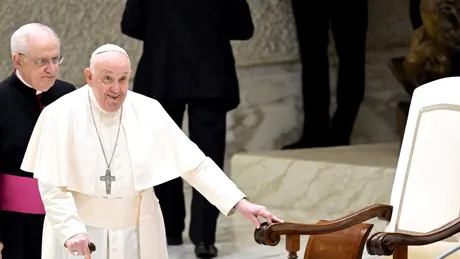 Cum se simte Papa Francisc? A sosit în sala de audiențe de la Vatican sprijinindu-se în baston