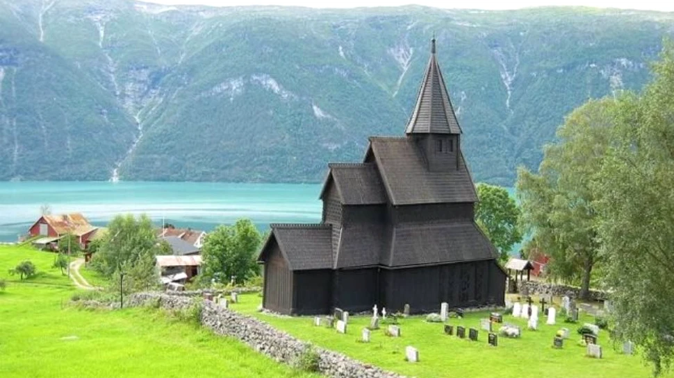 GALERIE FOTO. Povestea uimitoare a bisericilor de lemn din Scandinavia. Nordicii le-au construit pe aceleaşi principii folosite în construirea celebrelor bărci cu care au cucerit lumea
