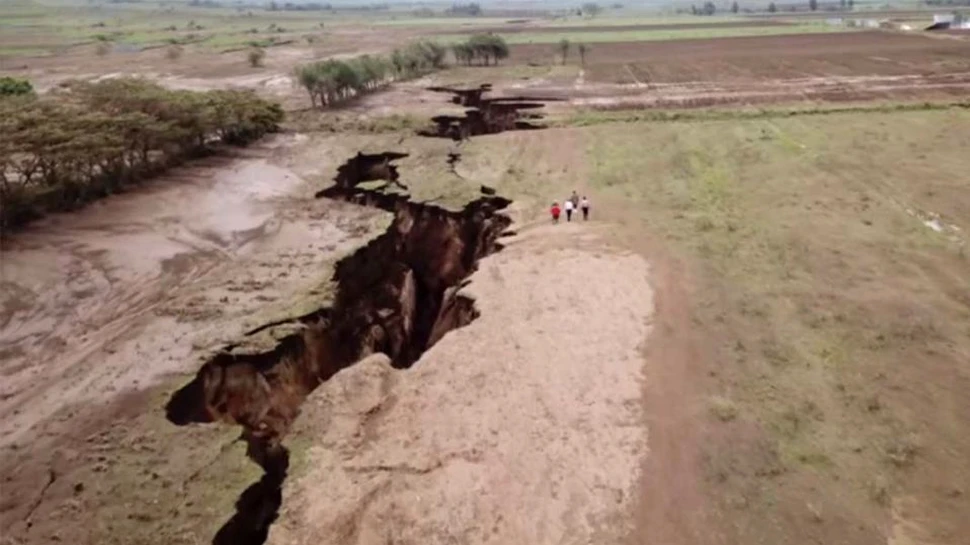 Continentul african este divizat de formarea unor noi plăci tectonice. În ruptura  care va diviza Africa o să apară un ocean