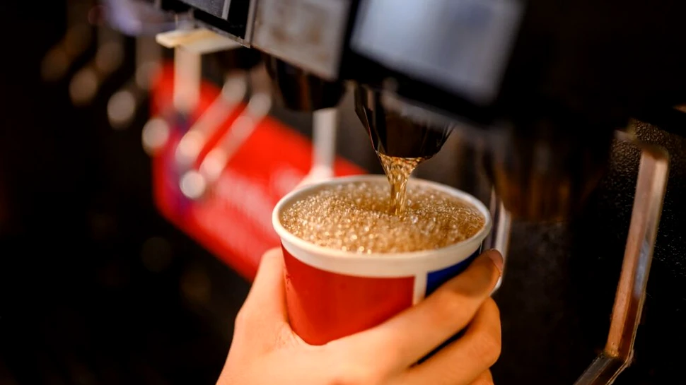 Un nou studiu a găsit o legătură între băuturile zaharoase și anxietate la tineri