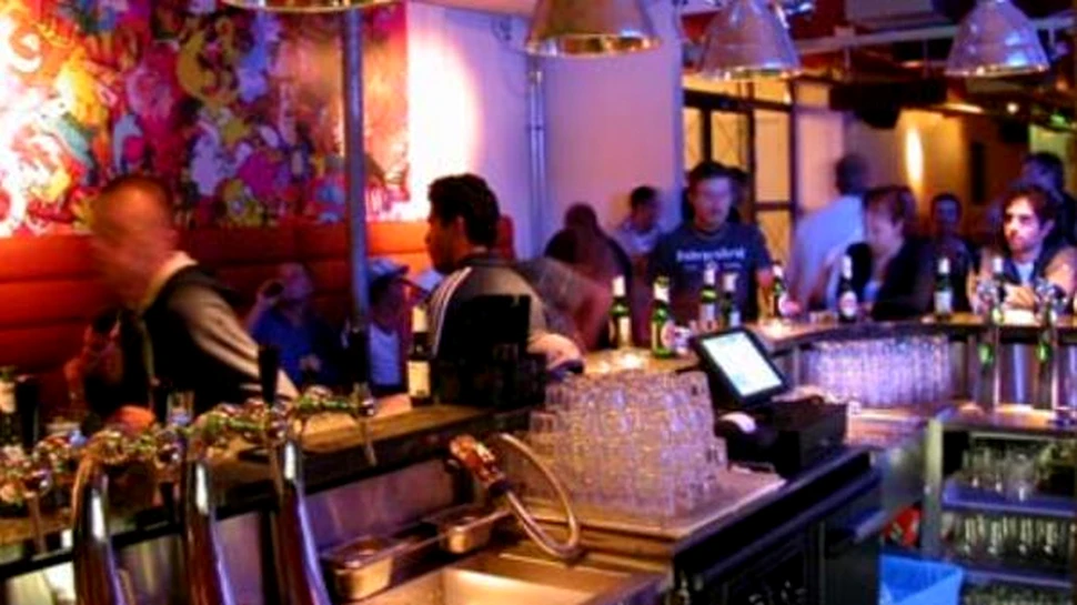 Vinul pare mai bun intr-o camera luminata in rosu sau albastru