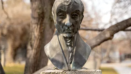 Ai învăţat despre munca sa în domeniul ştiinţei la şcoală. Îţi mai aminteşti de constanta lui Avogadro?