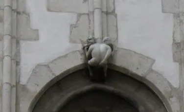 O sculptură indecentă tronează deasupra unei ferestre a unei biserici catolice dintr-un oraş din Cehia