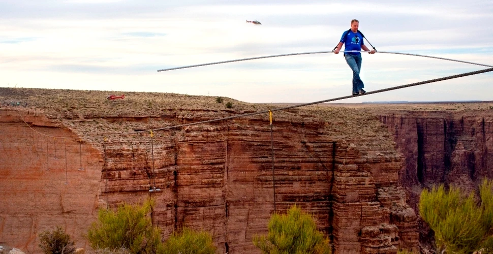 Nou record mondial: primul om care traversează Marele Canion pe sârmă, la 457 metri deasupra solului (FOTO/VIDEO)