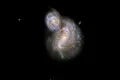 Telescopul Hubble a surprins două galaxii care se învârt una în jurul celeilalte