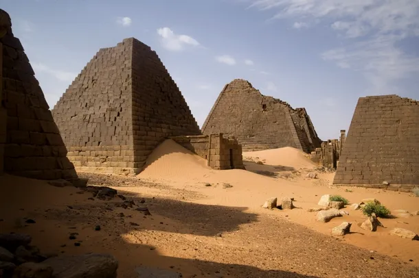 Ruinele piramidelor din Abydos