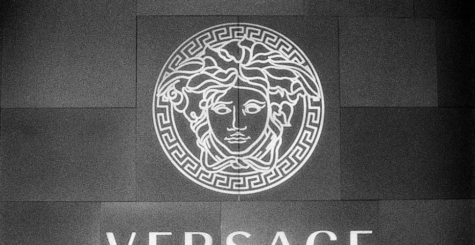 Logo-ul Versace s-a dovedit a fi furat