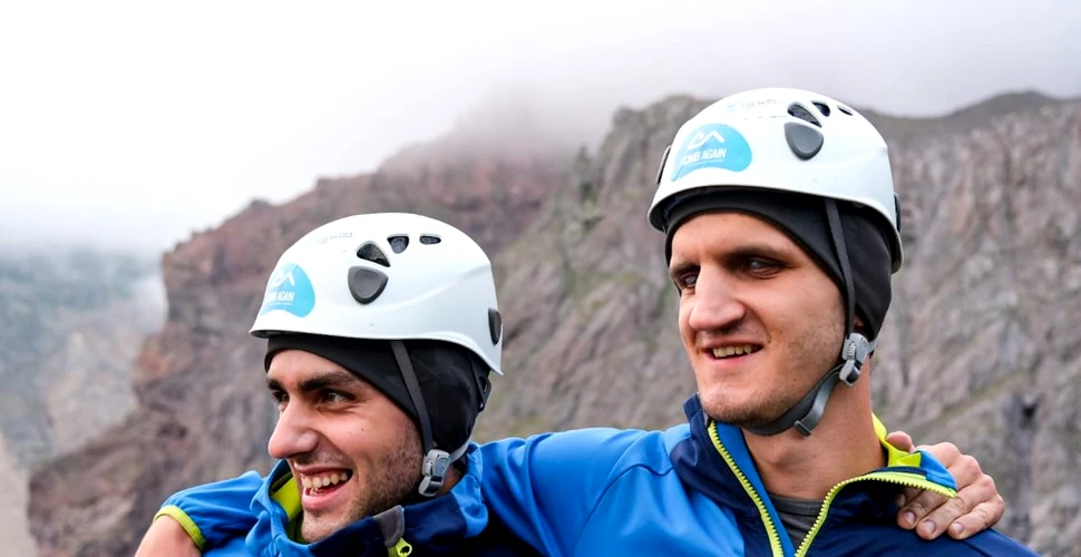 Doi sportivi români care văd împreună 1% au ajuns pe Vârful Elbrus, cel mai înalt din Caucaz