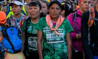 Un ultramaraton de 50 de kilometri din Mexic a avut un câştigător neaşteptat: o femeie, fără pregătire, într-o fustă şi saboţi de cauciuc