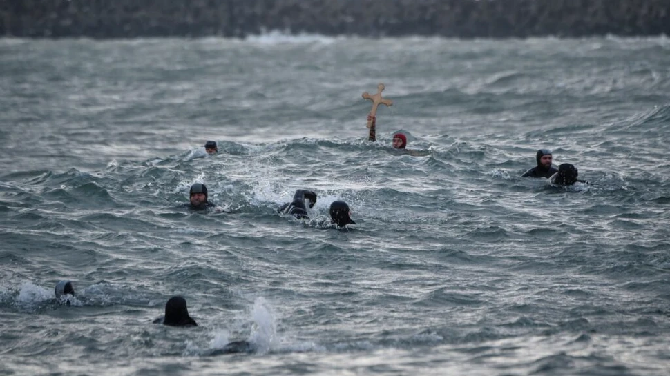 Ce se întâmpla, în trecut, cu tinerii care se aruncau în apă după cruce, de Bobotează. Tradiţii şi superstiţii de BOBOTEAZĂ