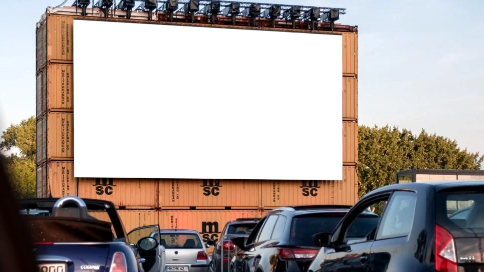 Proiect inedit într-o comună din Galați. Trei tineri au construit un cinematograf drive-in