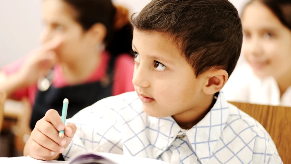 Cum să-ţi ajuţi copilul să se descurce mai bine la şcoală: un obicei legat de viaţa de familie se dovedeşte foarte eficient