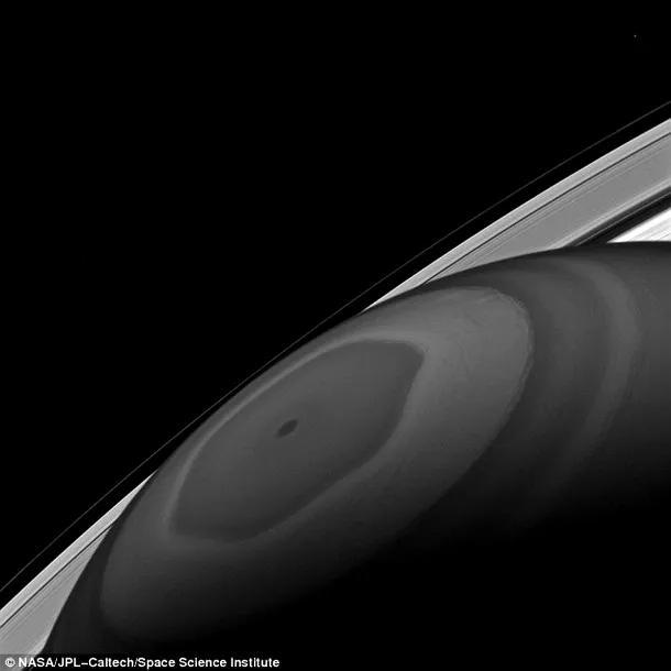 Imagini INCREDIBILE cu furtunile hexagonale de pe Saturn