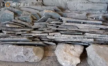 Plăci de marmură cu incrustații, găsite într-un cufăr din Pompeii