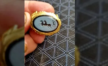 Un arheolog amator a descoperit un inel din aur vechi de 1.800 de ani ce ar fi aparţinut romanilor