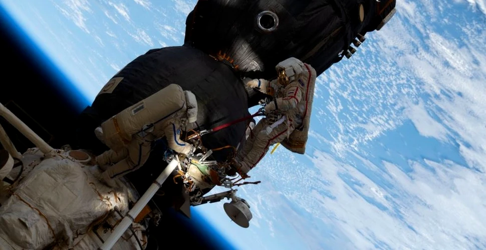 NASA neagă zvonurile că o astronaută a găurit cu intenție Stația Spațială Internațională
