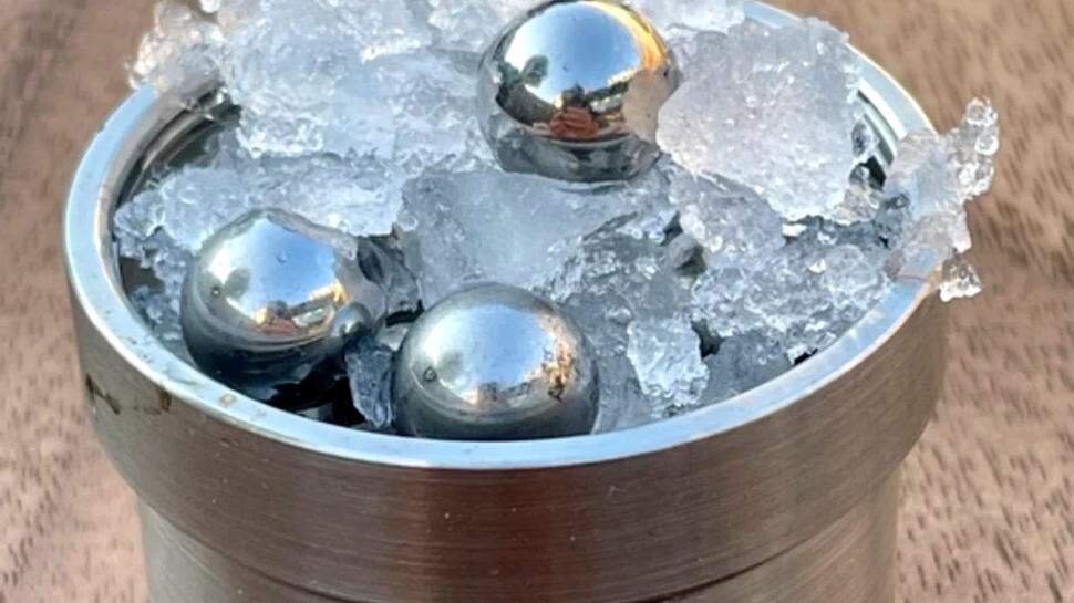 Cercetătorii au descoperit un nou tip de gheață cu o organizare moleculară dezastruoasă