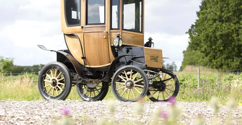 O maşină electrică foarte rară, veche de 105 ani, a fost vândută la licitaţie. GALERIE FOTO