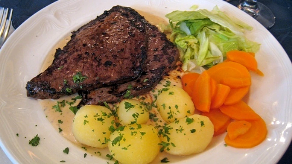 Japonezii vand carne de balena oricui