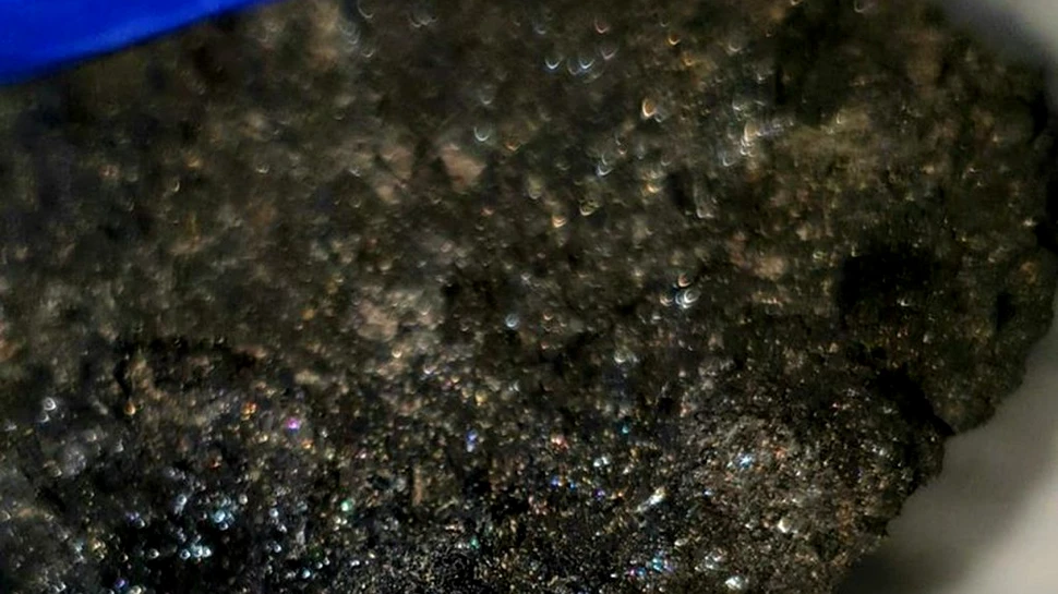Cum arată meteoritul căzut în judeţul Iaşi, descoperit de un profesor de fizică