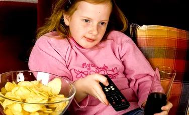 Cât îi „costă” pe copii privitul la televizor şi care este diferenţa dintre băieţi şi fetiţe în această privinţă?