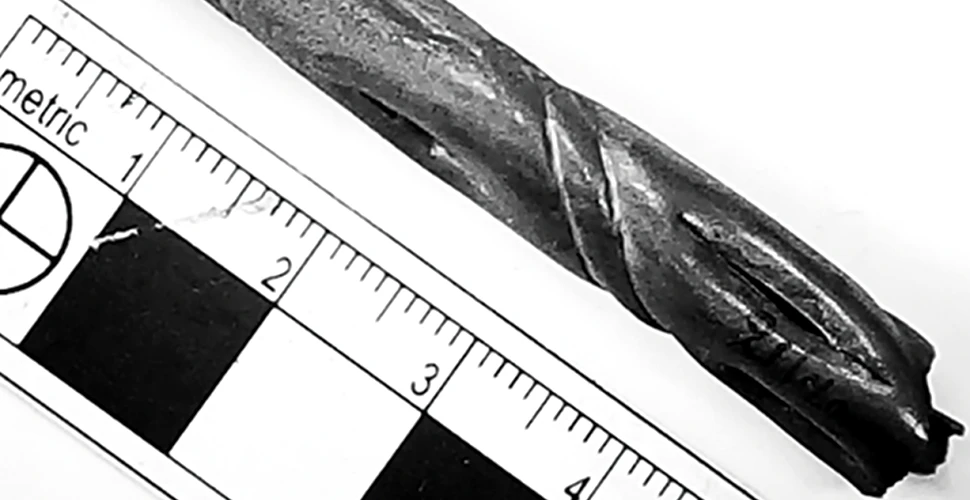 Tuburi metalice dezgropate în 1897 ar putea fi cele mai vechi paie de băut din lume