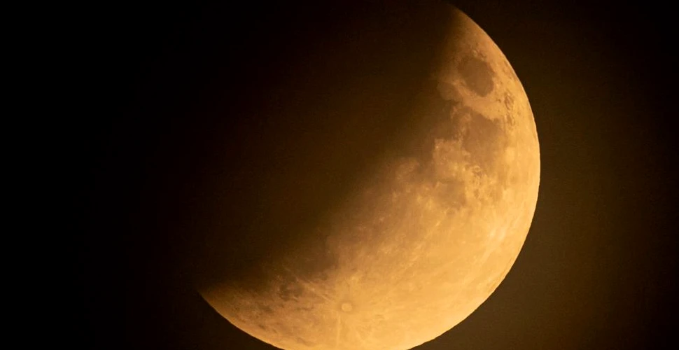 Imagini spectaculoase cu eclipsa parţială de Lună din 16 iulie