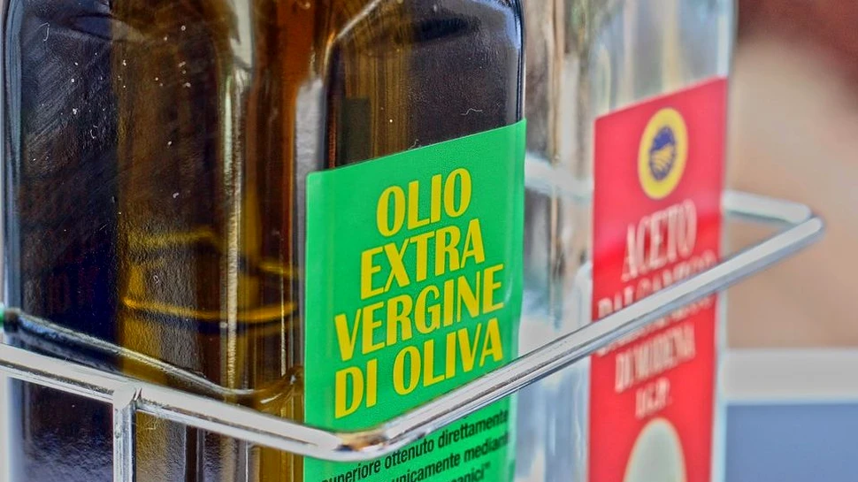 Cercetătorii români vor să inventeze un dispozitiv care detectează uleiul falsificat