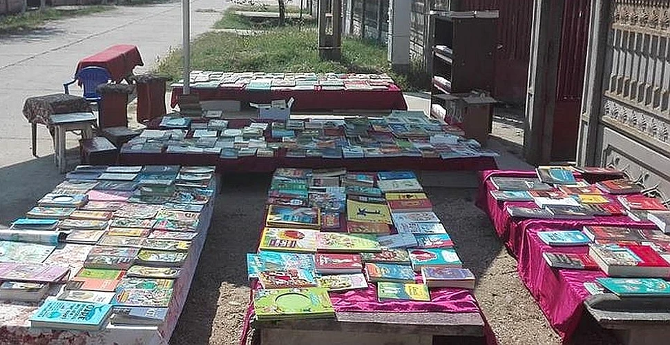 Românul care şi-a scos cărţile pe uliţă să le dea copiilor şansa de a citi