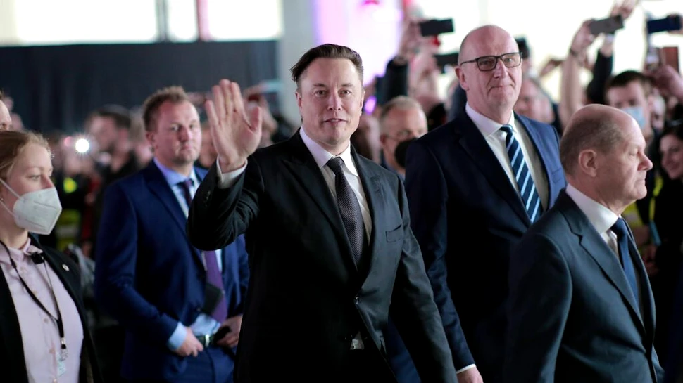 Elon Musk vrea să-și facă propria platformă social media