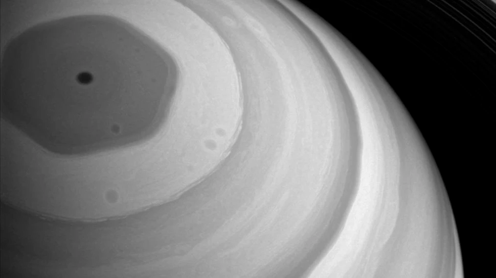 Pe Saturn a apărut un nou hexagon, iar fenomenul îi intrigă pe cercetători