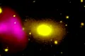 Astronomii au surprins o galaxie bizară care aruncă cu plasmă în „prietenul” său