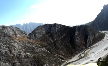 Spectaculos: aşa arată munţii Mexicului văzuţi din wingsuit! (VIDEO)