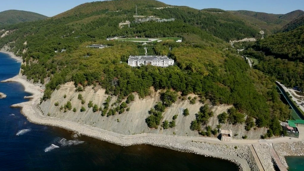 Imagini fără precedent cu Palatul lui Vladimir Putin, asemănat cu „bârlogul suprem” al unui personaj negativ din seria James Bond