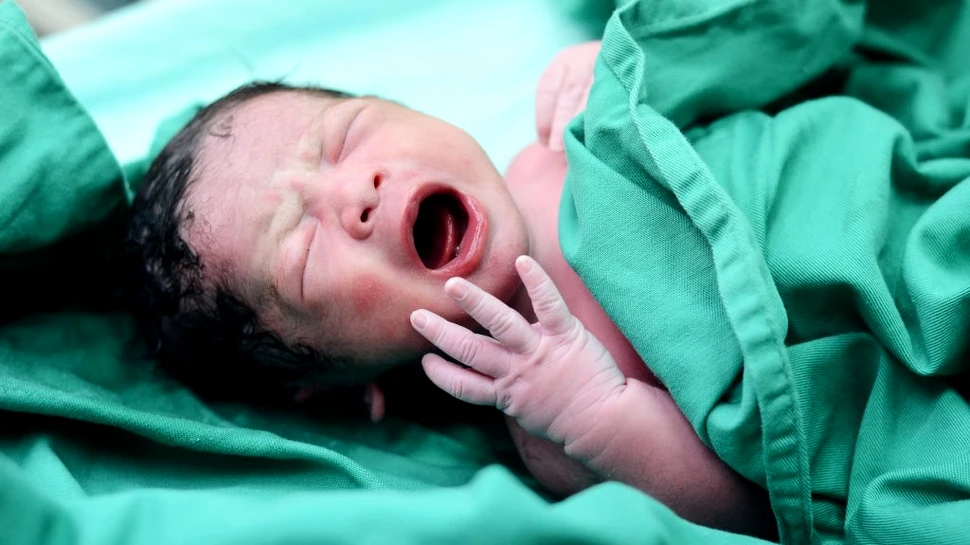 Motivul pentru care cei mai mulți bebeluși se nasc noaptea, dezvăluit cu ajutorul maimuțelor