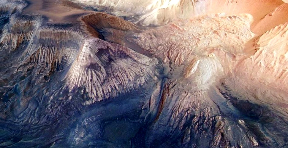 Marele Canion de pe Marte: „survolează-l” cu ajutorul acestor imagini 3-D extraordinare (FOTO/VIDEO)