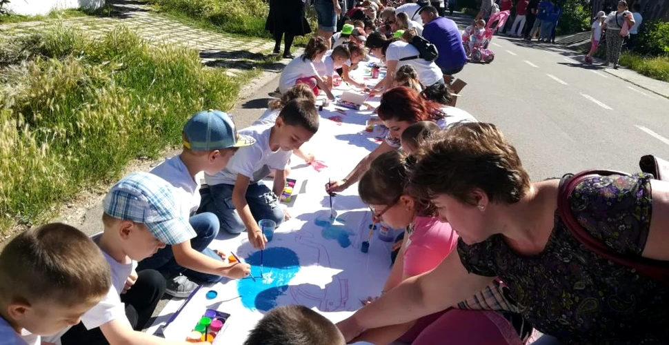 Mii de copii din Galaţi vor să intre în Cartea Recordurilor cu o pânză pictată în culorile tricolorului