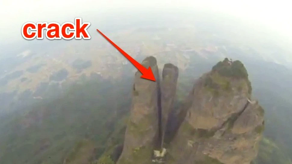 Cascadoria care îţi taie respiraţia: cu 200 de kilometri la oră printr-o crăpătură în munte (VIDEO)