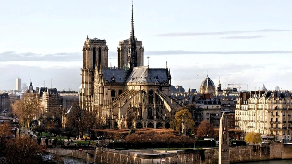Istoria tumultoasă a Catedralei Notre Dame din Paris