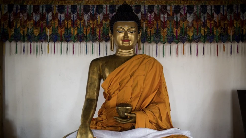 Scheletul unui călugăr, mort acum 900 de ani, a fost găsit în interiorul unei statui. Explicaţia specialiştilor – FOTO