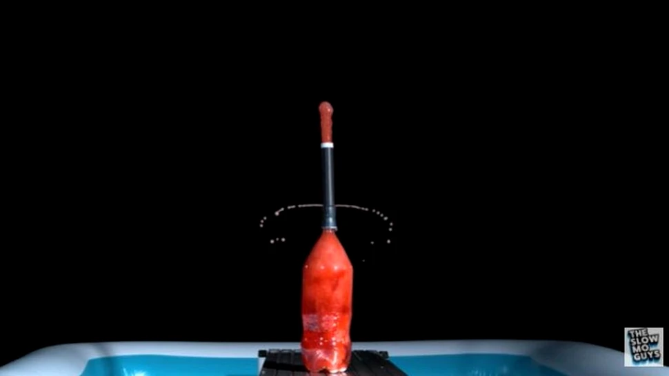 Experiment spectaculos în slow-motion. Ingredientele principale: mentosane şi un braţ robotic