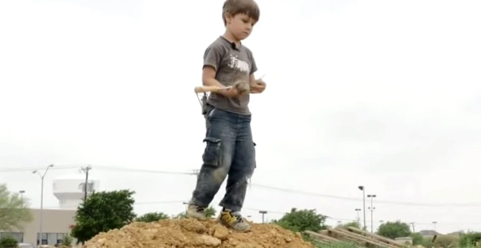 Acest băieţel a făcut o descoperire istorică. Dacă nu le-ar fi găsit din joacă, ar fi fost pierdute sub fundaţia unui nou mall – VIDEO