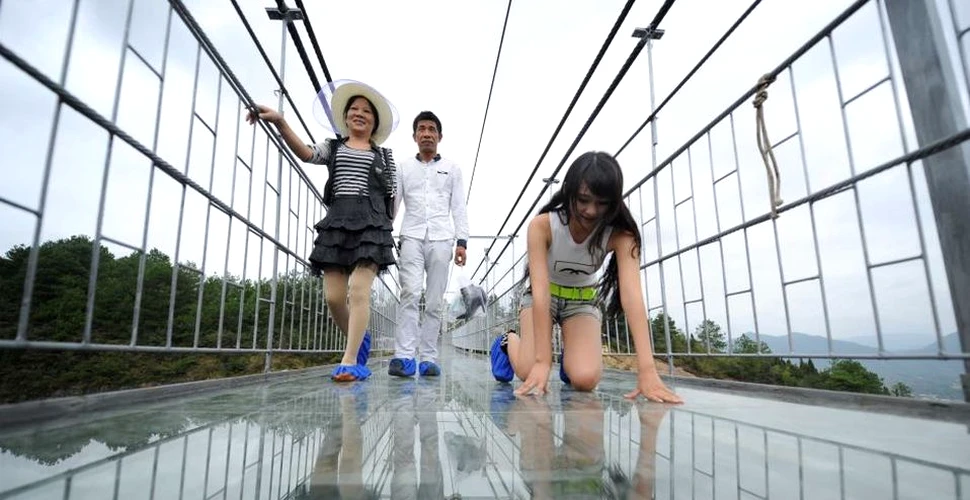 Primul pod suspendat din sticlă din China